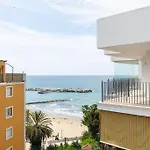 Del Mar Centre With Sea Views *